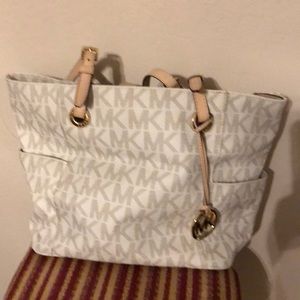 Authentic Michael Kors Signature Tote in Vanilla